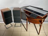 deux haut-parleurs et une table sur laquelle est posé un ordinateur portable