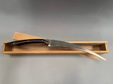 porte-couteaux en bois surmonté d'un couteau
