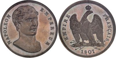Gros plan sur une pièce de monnaie ornée d'un aigle