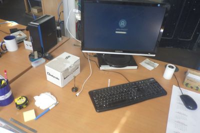 un bureau sur lequel se trouvent un écran d'ordinateur, un clavier, une souris et d'autres objets