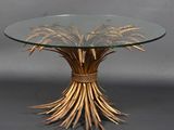 une image représentant une table en verre sur laquelle est représenté un palmier doré