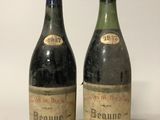 deux bouteilles de vin posées l'une à côté de l'autre sur une surface blanche