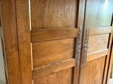 une armoire en bois avec une porte et un tiroir