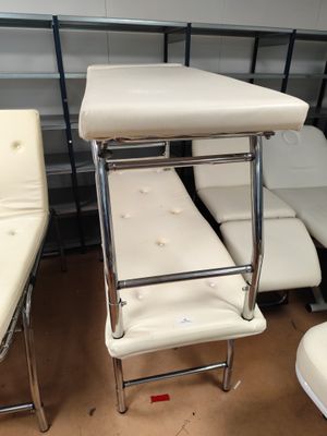 trois chaises blanches et une table dans une pièce
