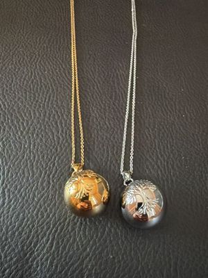 deux colliers en argent et en or ornés d'un arbre