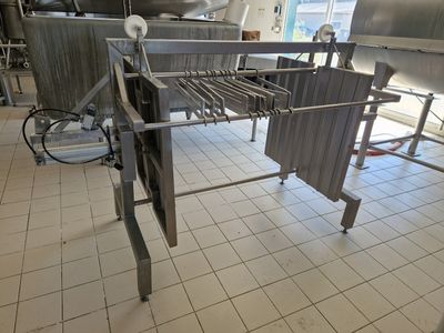 une photo d'une cuisine professionnelle équipée d'appareils en acier inoxydable