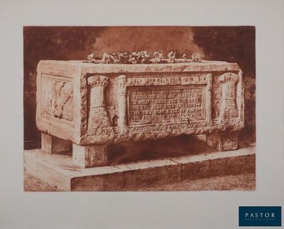 une vieille photo d'une tombe en pierre sur laquelle figure une inscription