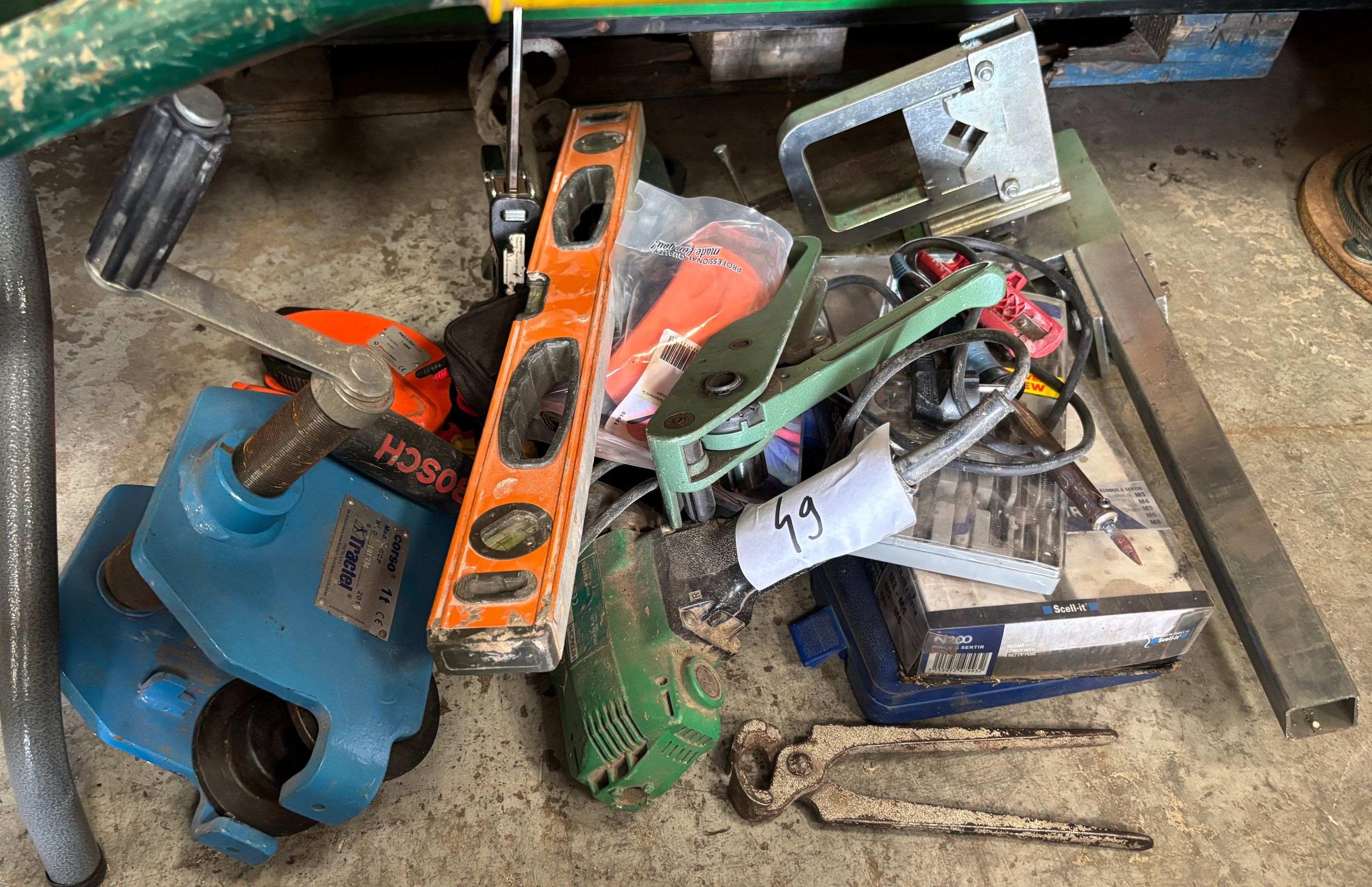 Lot d'outillage divers (mélangeur HITASHI, porte palan TRACTEL, pince à tôle, niveau BOSCH GAM 220V, etc...) Vendu su...