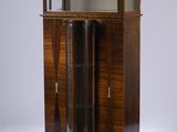 une grande armoire en bois avec une porte vitrée sur le dessus