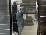 un grand miroir au milieu d'une pièce