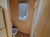 une petite salle de bains avec des toilettes et une fenêtre