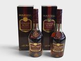 deux bouteilles de vin posées l'une à côté de l'autre sur une table