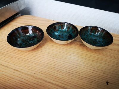 trois bols posés sur une table en bois