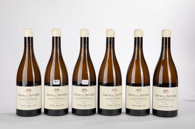 six bouteilles de vin sont alignées sur une table