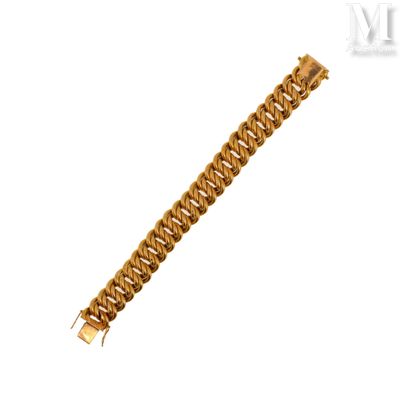 gros plan d'un bracelet en or sur fond blanc