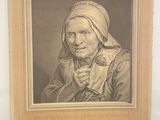 une vieille photo d'une vieille femme avec un foulard sur la tête