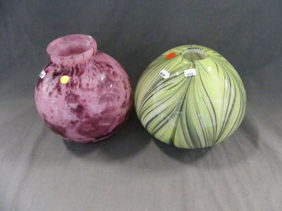 deux vases posés l'un à côté de l'autre sur une table