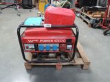 un générateur rouge posé sur une palette dans un entrepôt