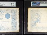 Deux vieux livres sont exposés dans une vitrine