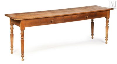 une petite table en bois surmontée de deux tiroirs