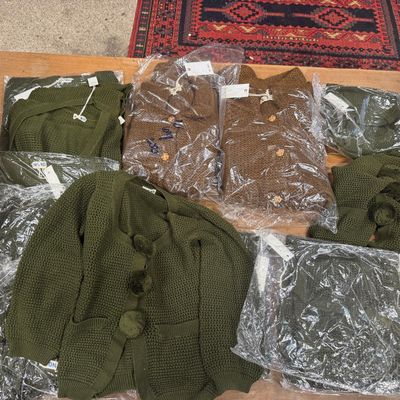 une pile de vêtements posée sur le sol
