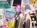 beaucoup de maquillage et de produits de maquillage posés sur une table