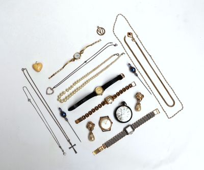 de nombreux types de colliers et de bracelets disposés sur une surface blanche