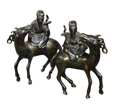 CHINE - Paire de BRÛLE-ENCENS en bronze patiné représentant …