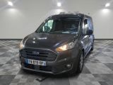 une fourgonnette Ford Transit garée sur un sol à damier dans un garage