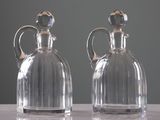 deux bouteilles en verre transparent posées sur une table