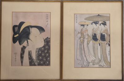 deux reproductions encadrées représentant des femmes avec des parapluies dans une pièce