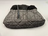 un sac à main posé sur une table blanche