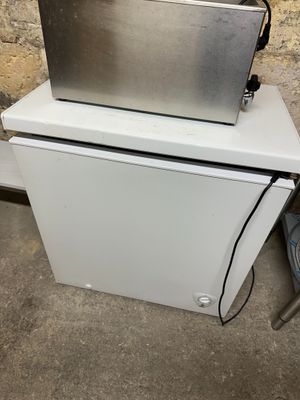 une photo d'un grille-pain posé sur un réfrigérateur