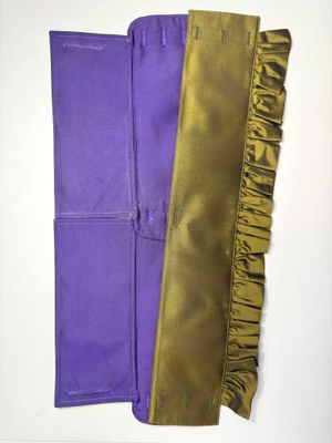 deux paires de bottes montant jusqu'aux genoux, violettes et dorées, ornées de volants
