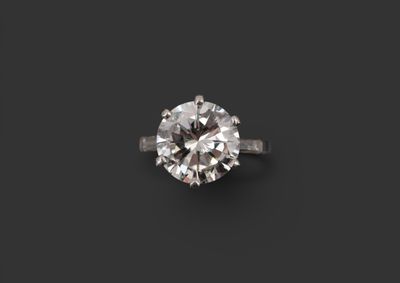 Bague solitaire en platine sertie d'un important diamant taille b