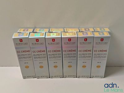 un lot de quatre boîtes de crème posées sur une table