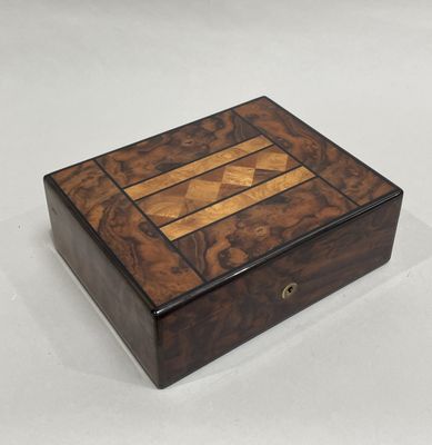 l'image d'une boîte en bois sur une surface blanche
