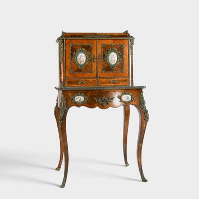 une image représentant une petite armoire en bois sur laquelle est posée une horloge