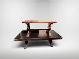 une photo d'une table basse en bois surmontée d'une étagère