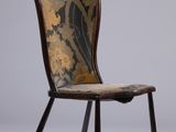 une image représentant une chaise dont le dossier et l'assise sont recouverts d'un tissu à motifs floraux