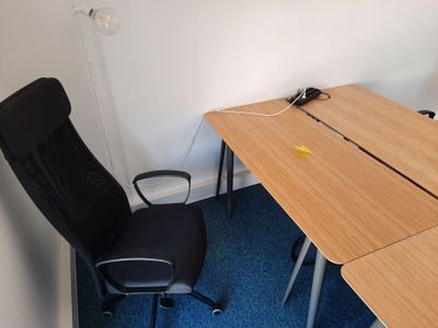 un bureau avec une chaise et un ordinateur dessus