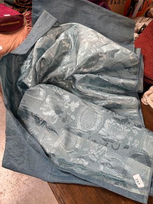 une pile de vêtements sur une table