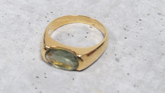 Bague en or jaune 750 millièmes ornée au centre d'un quartz vert ...