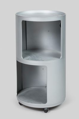 un gros plan d'une table ronde blanche à roulettes sur fond gris