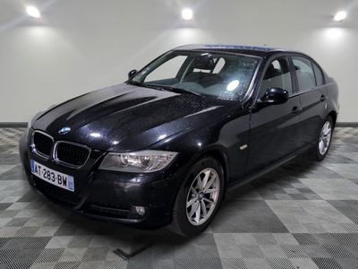 la photo d'une voiture noire garée dans un garage