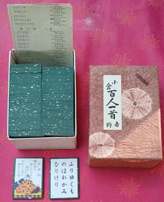 une boîte de cartes et une autre boîte de cartes posées sur une table