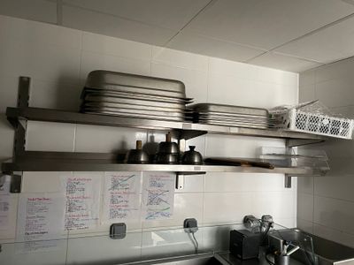 beaucoup d'assiettes et de casseroles sur les étagères de la cuisine