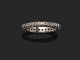 une bague en diamant et en or blanc 18 carats