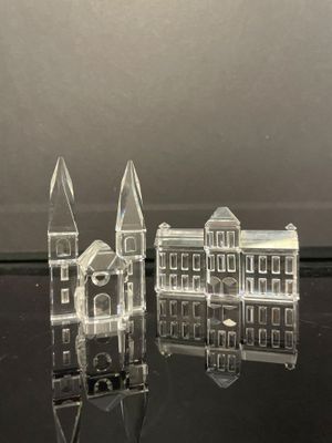 deux bâtiments transparents posés sur une table