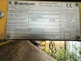 une étiquette au dos d'une machine sur laquelle est inscrit « New Holland »